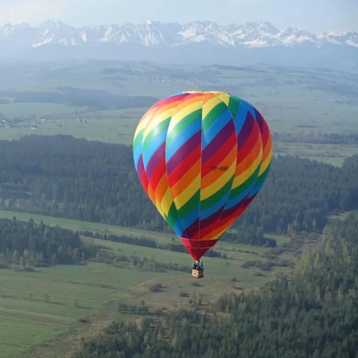 lot balonem nad piękną okolią panorama gór